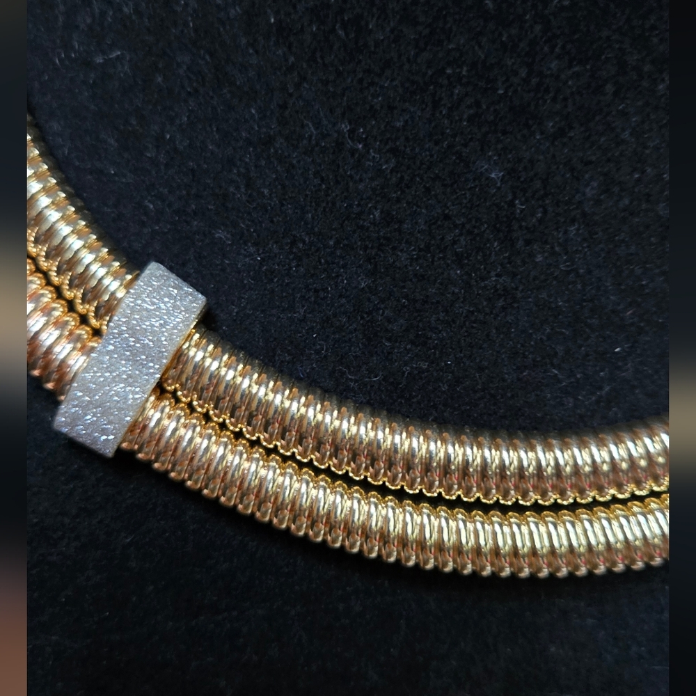 Gold costume large flexible statement necklace 18" adjustable - Picture 5 of 7